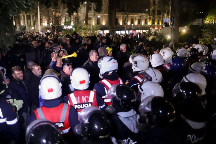 Dhuna ndaj deputetit Bledion Nallbati gjatë protestës, Berisha niset me urgjencë drejt Traumës, akuza ndaj Sokol Bizhgës