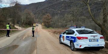 Bllokohet juglindja e vendit, shembet rruga e drejt shembjes edhe ura në Librazhd