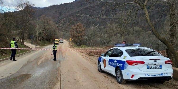 Bllokohet juglindja e vendit, shembet rruga e drejt shembjes edhe ura në Librazhd