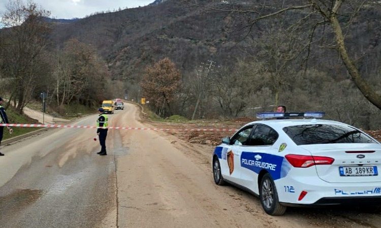 Bllokohet juglindja e vendit, shembet rruga e drejt shembjes edhe ura në Librazhd