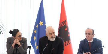 “Puthu me Dashin”, Berisha ironi me Ramën, Kryeministri pretanton Dash Sulën tek të vetët