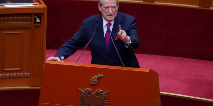 Berisha në Kuvend, u lexon socialistëve Hannah Arendt: Ja pse ju socialistë jeni e keqja banale