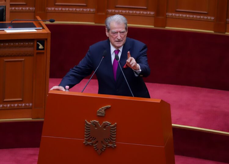 Berisha në Kuvend, u lexon socialistëve Hannah Arendt: Ja pse ju socialistë jeni e keqja banale