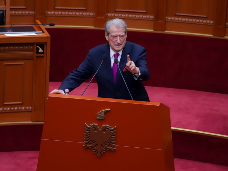 Berisha në Kuvend, u lexon socialistëve Hannah Arendt: Ja pse ju socialistë jeni e keqja banale