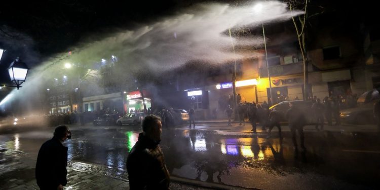 Policia përleshje me protestuesit tek Kuvendi, qytetarët molotovë mbi vilën e diktatorit