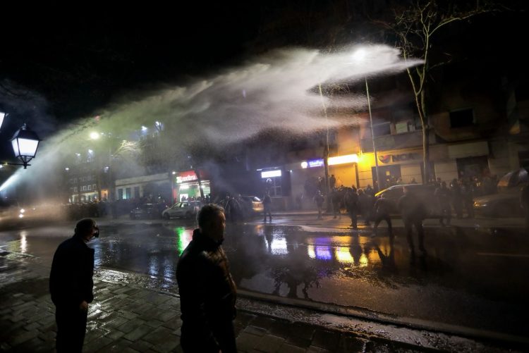 Policia përleshje me protestuesit tek Kuvendi, qytetarët molotovë mbi vilën e diktatorit