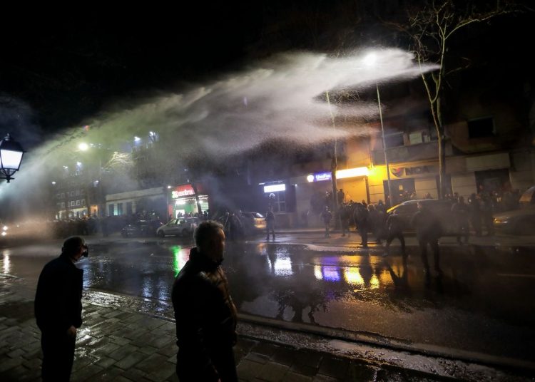 Policia përleshje me protestuesit tek Kuvendi, qytetarët molotovë mbi vilën e diktatorit