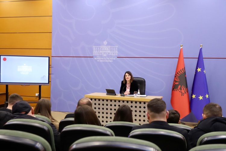 Qeveria rrit pagat ditën e protestës për 720 efektivë të strukturave speciale