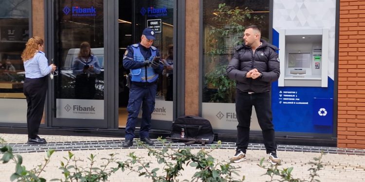 Me automatik në dorë hyn për grabitje në Fibank tek kompleksi ‘Delijorgji’ në Tiranë
