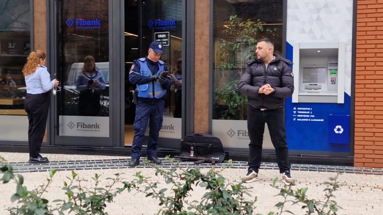 Me automatik në dorë hyn për grabitje në Fibank tek kompleksi ‘Delijorgji’ në Tiranë