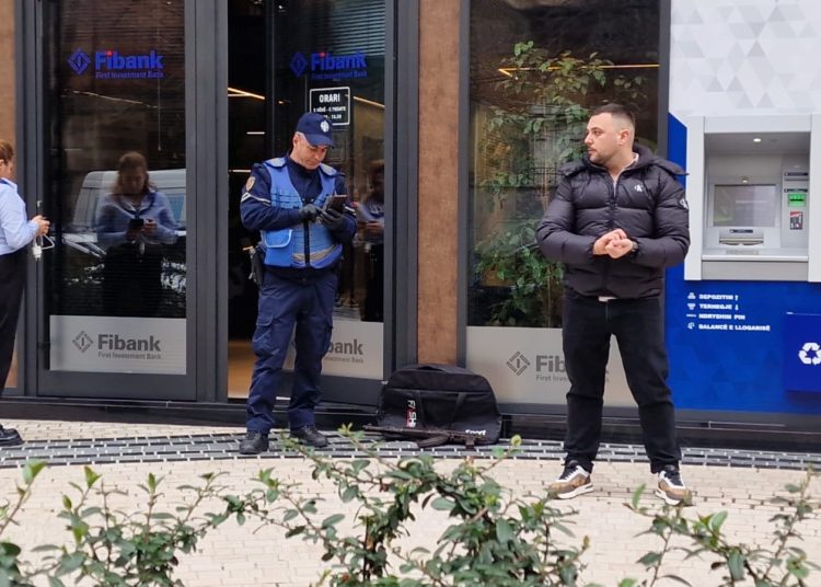 Me automatik në dorë hyn për grabitje në Fibank tek kompleksi ‘Delijorgji’ në Tiranë