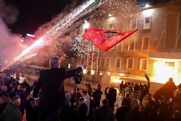 Përplasje në protestën para Kuvendit, Nallbati përfundon në Spitalin e Traumës