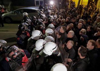 Marshim revolte në Tiranë, protestuesit lëvizin në rrugë e sheshe të ndryshme në qytet. Policia i ndalon të shkojnë tek Policia e Shtetit