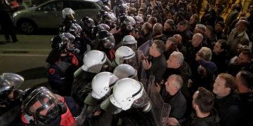 Marshim revolte në Tiranë, protestuesit lëvizin në rrugë e sheshe të ndryshme në qytet. Policia i ndalon të shkojnë tek Policia e Shtetit