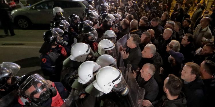 Marshim revolte në Tiranë, protestuesit lëvizin në rrugë e sheshe të ndryshme në qytet. Policia i ndalon të shkojnë tek Policia e Shtetit