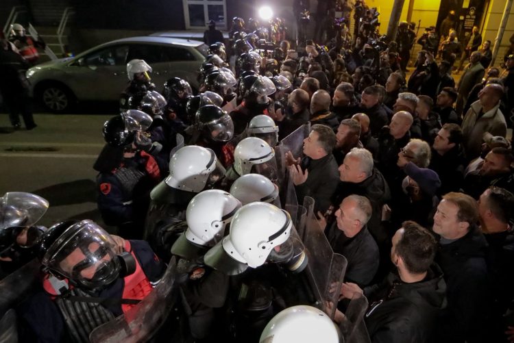 Marshim revolte në Tiranë, protestuesit lëvizin në rrugë e sheshe të ndryshme në qytet. Policia i ndalon të shkojnë tek Policia e Shtetit