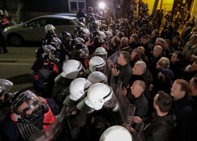 Marshim revolte në Tiranë, protestuesit lëvizin në rrugë e sheshe të ndryshme në qytet. Policia i ndalon të shkojnë tek Policia e Shtetit