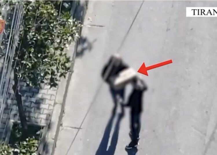 TIRANË/ Emrat, goditet grupi kriminal i trafikimit të armëve nga Kosova, kapen automatikë e pistoleta