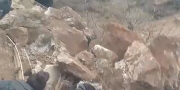 Librazhd / Bllokohet aksi Librazhd–Qafë Thanë pas rrëshqitjes së dheut. Qindra automjete në të dy anët