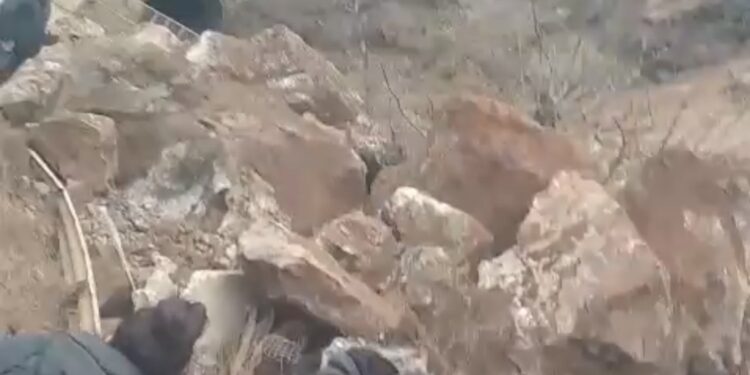 Librazhd / Bllokohet aksi Librazhd–Qafë Thanë pas rrëshqitjes së dheut. Qindra automjete në të dy anët