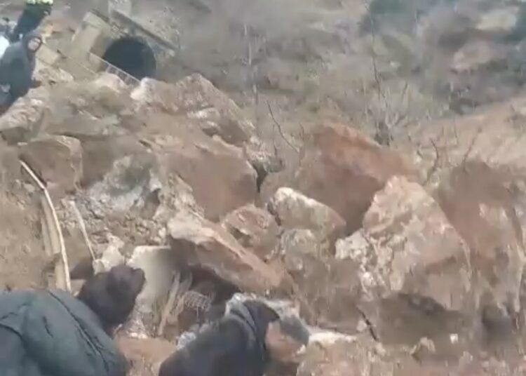 Librazhd / Bllokohet aksi Librazhd–Qafë Thanë pas rrëshqitjes së dheut. Qindra automjete në të dy anët