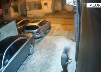 VIDEO/ Kapet hajduti i marketit, me pinca në dorë shqyen derën