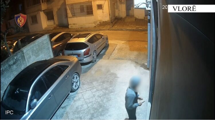 VIDEO/ Kapet hajduti i marketit, me pinca në dorë shqyen derën