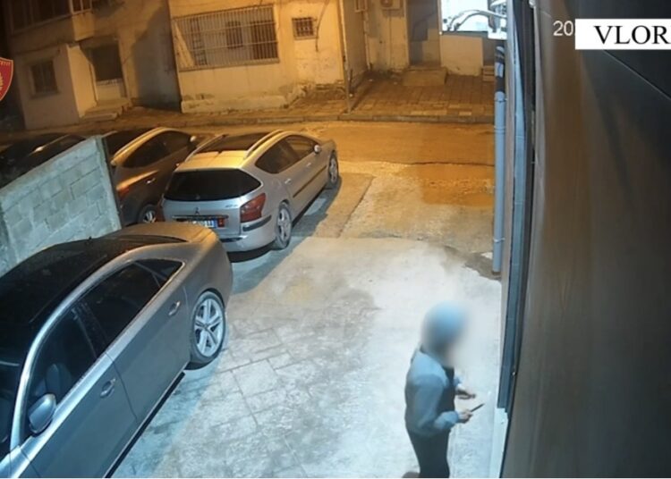 VIDEO/ Kapet hajduti i marketit, me pinca në dorë shqyen derën