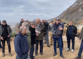 Protestë në Rrjol të Velipojës kundër ndërtimit të resortit luksoz, përplasje me policinë