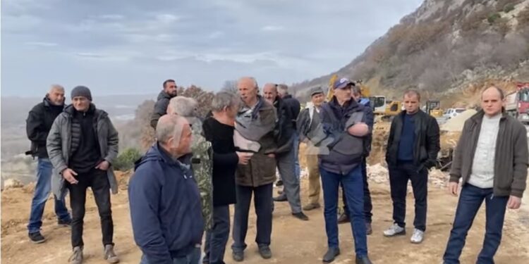 Protestë në Rrjol të Velipojës kundër ndërtimit të resortit luksoz, përplasje me policinë