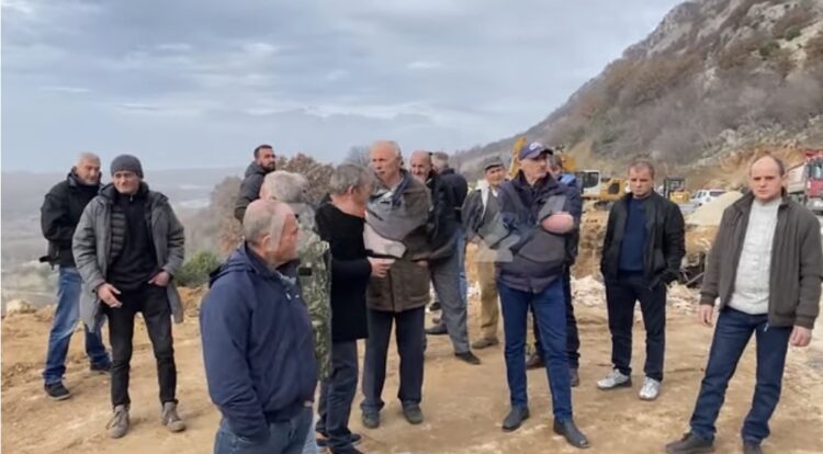 Protestë në Rrjol të Velipojës kundër ndërtimit të resortit luksoz, përplasje me policinë