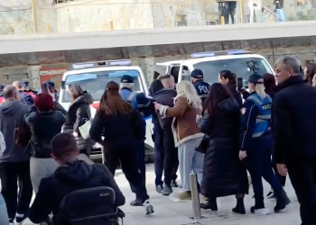 Protestë dhe tensione para Bashkisë së Durrësit, policia shoqëron banorët kundër projektit TID