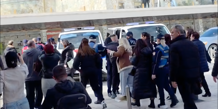 Protestë dhe tensione para Bashkisë së Durrësit, policia shoqëron banorët kundër projektit TID