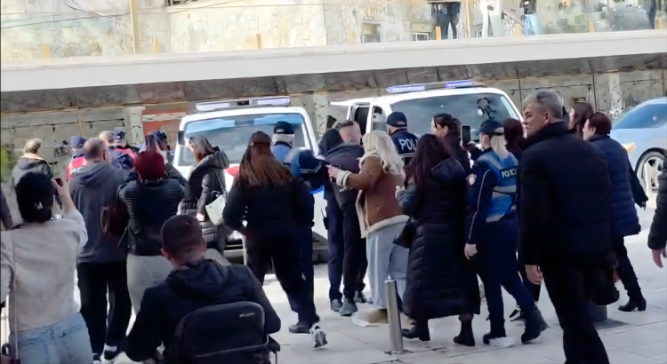 Protestë dhe tensione para Bashkisë së Durrësit, policia shoqëron banorët kundër projektit TID