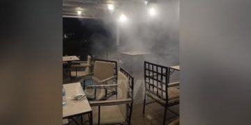 Policia sulmon me gaz selinë e PD-së, qytetarët strehohen brenda godinës