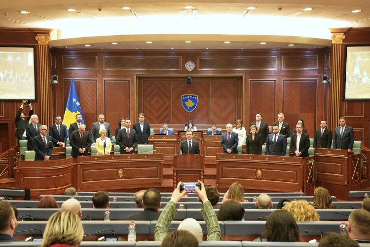EMRAT/ Votohet qeveria e re e Kosovës me Kryeninistër Albin Kurti