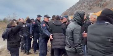 Tensione në Baks-Rrjoll, përplasje mes banorëve dhe policisë për ndërtimin e resortit turistik