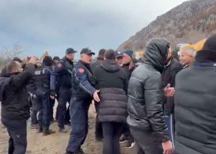 Tensione në Baks-Rrjoll, përplasje mes banorëve dhe policisë për ndërtimin e resortit turistik