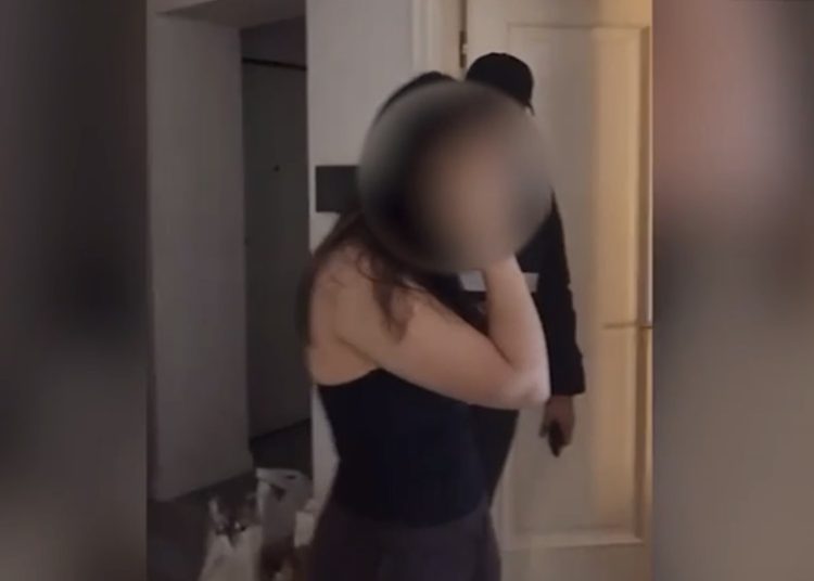 Policia prish folenë e dy vajzave nga Kazakistani në Tiranë