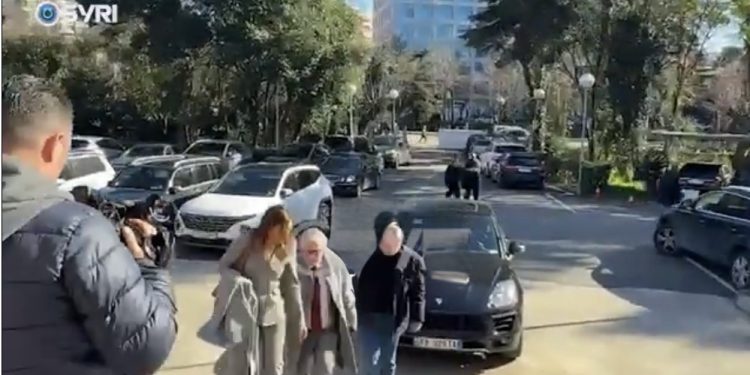 Parlamentarët evropianë takojnë Berishën në selinë e PD