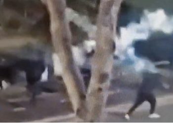 Policia sulmon me gaz selinë e PD dhe xhaminë. Goditje në kokë aktivistëve të PD