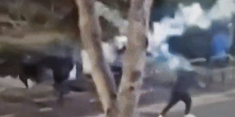 Policia sulmon me gaz selinë e PD dhe xhaminë. Goditje në kokë aktivistëve të PD