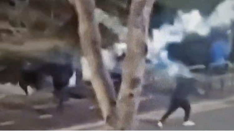 Policia sulmon me gaz selinë e PD dhe xhaminë. Goditje në kokë aktivistëve të PD