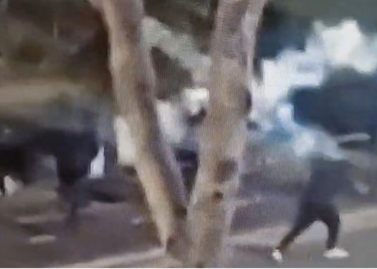 Policia sulmon me gaz selinë e PD dhe xhaminë. Goditje në kokë aktivistëve të PD