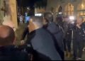 VIDEO/ Tension mes deputetëve të PD dhe policëve civilë dhe pa numra, para dyerve të PD