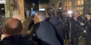 VIDEO/ Tension mes deputetëve të PD dhe policëve civilë dhe pa numra, para dyerve të PD