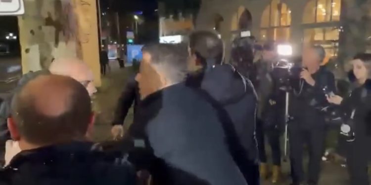 VIDEO/ Tension mes deputetëve të PD dhe policëve civilë dhe pa numra, para dyerve të PD