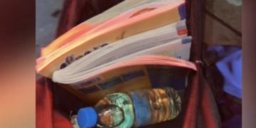 Qeveria e vjedh, në çantën e shkollës edhe një molotov për ta hedhur te muri i kryeministrisë