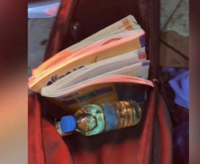 Qeveria e vjedh, në çantën e shkollës edhe një molotov për ta hedhur te muri i kryeministrisë