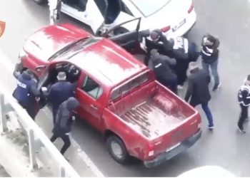 Aksion si në filma, e kapin makinën me kanabis në rrugën dytësore në Tiranë